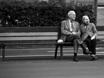 Vieux couple assis