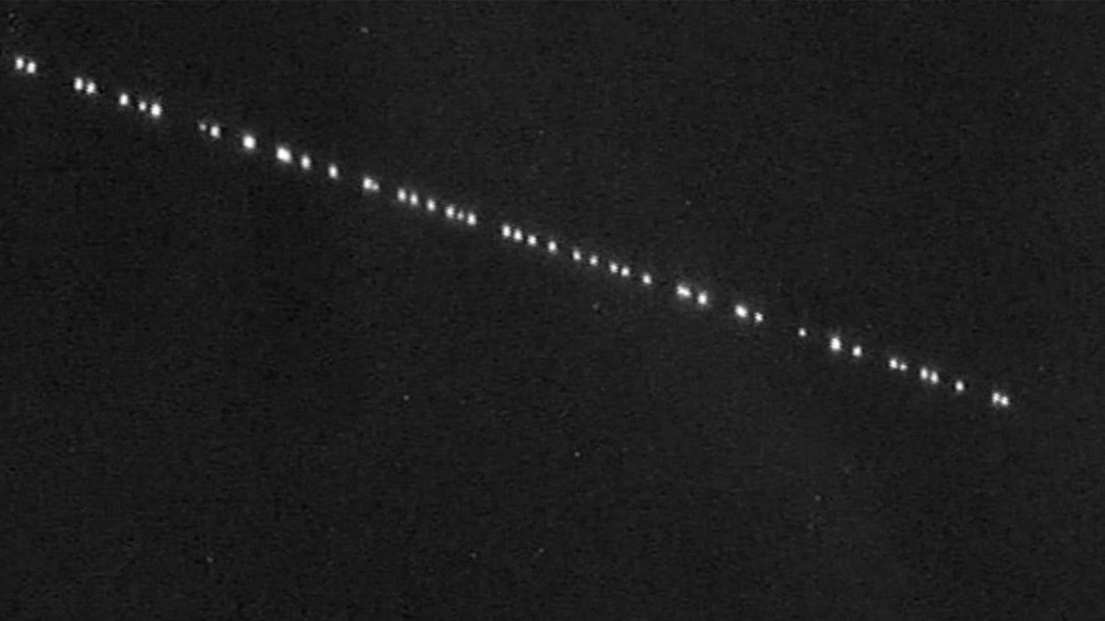 Увидеть спутник. Цепочка спутников в небе. Созвездие Спутник. Вертикальная полоса спутники Старлинк в ночном небе.