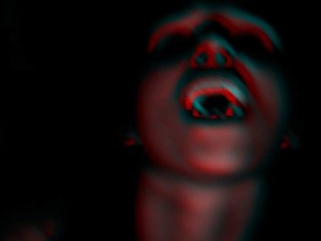 Tete d'homme déguisé en vampire.