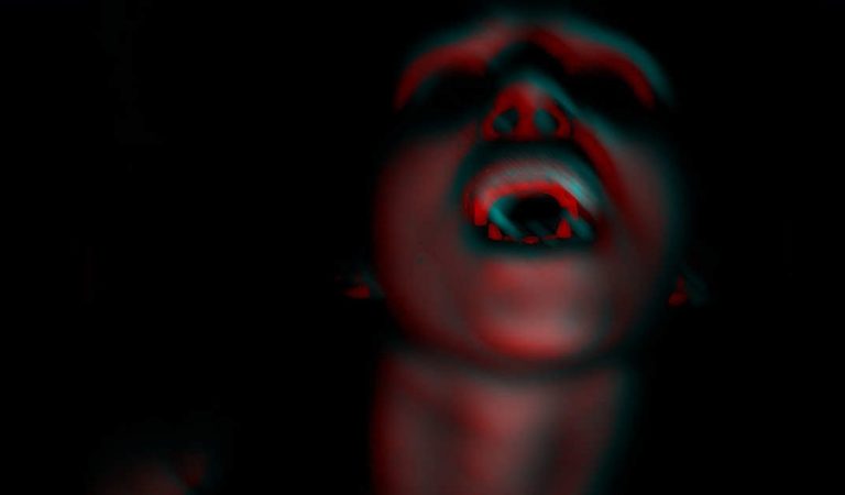 Tete d'homme déguisé en vampire.