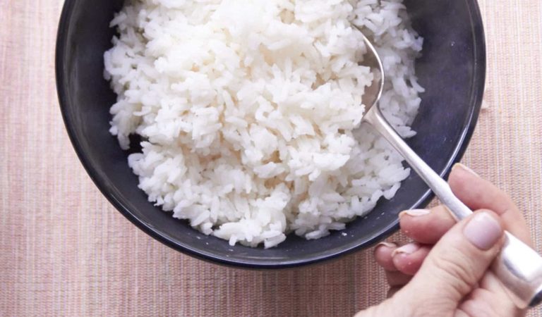 Une fois cuit, le riz peut vous rendre malade s'il n'est pas conservé correctement